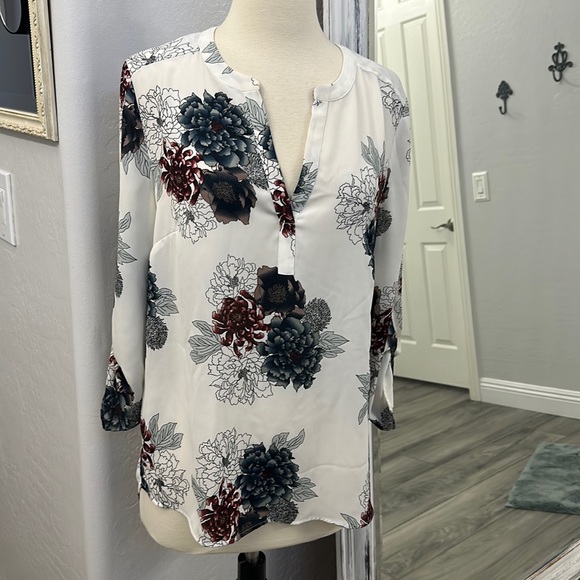 Cute Daniel Rain Ladies Blouse with Floral Design and 3/4 sleeves - Picture 1 of 6